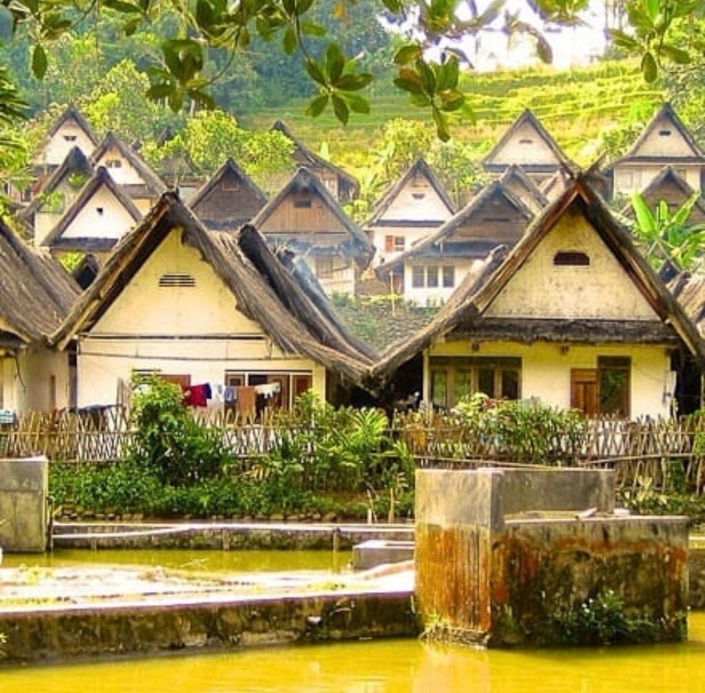 Rumah warga wajib berbentuk panggung berdinding bilik bambu berlantai kayu atau palupuh serta beratap ijuk  dok kampung naga